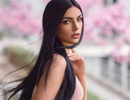 健身网红Jacqueline Neubauer 来认识一下吧(图1)