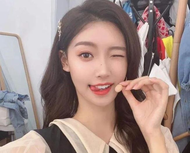 金佳悦是谁 金佳悦裙子被掀一半是怎么回事(图1) 金佳悦是谁 金佳悦裙子被掀一半是怎么回事(图1)