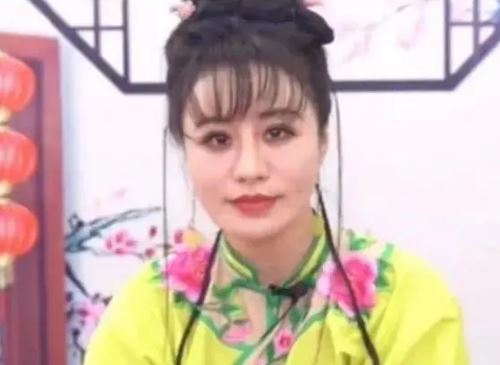 网红小林心如直播忘记开滤镜 夏紫薇原来长这样(图3) 网红小林心如直播忘记开滤镜 夏紫薇原来长这样(图3)