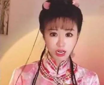 网红小林心如直播忘记开滤镜 夏紫薇原来长这样(图2) 网红小林心如直播忘记开滤镜 夏紫薇原来长这样(图2)