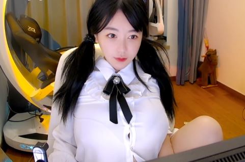 刘飞儿与野猴的第二次见面 最近事挺多啊(图1) 刘飞儿与野猴的第二次见面 最近事挺多啊(图1)