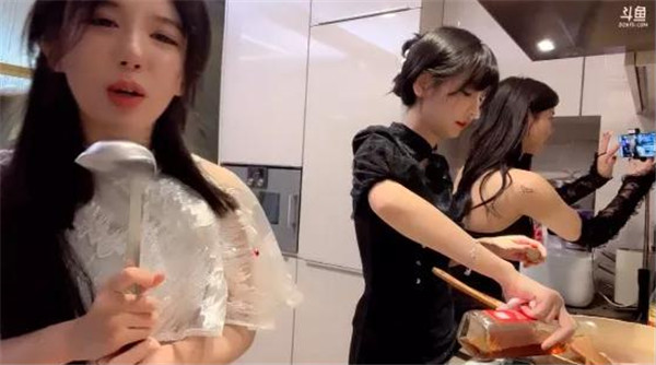 苏恩Olivia、呆妹儿、叶知秋三人一起做饭 看点在哪(图1)
