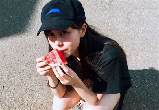 混血网红舌头会跳舞 和小倩倩呀有的一拚(图1)