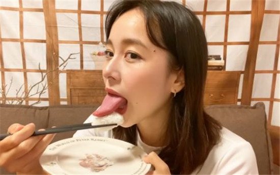 混血网红舌头会跳舞 和小倩倩呀有的一拚(图2)