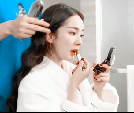 杨幂不雅照是真是假?对照视频应该是假的(图1) 杨幂不雅照是真是假?对照视频应该是假的(图1)