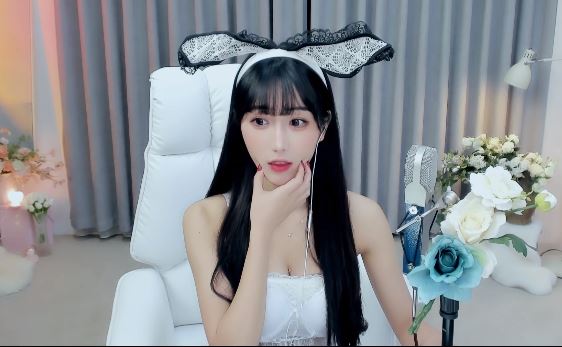 小深深儿不一样的舞蹈主播,没有视频哟(图1) 小深深儿不一样的舞蹈主播,没有视频哟(图1)