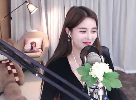 “苏恩Olivia”复播引超管关注，直言跳舞主播门槛不高(图2)