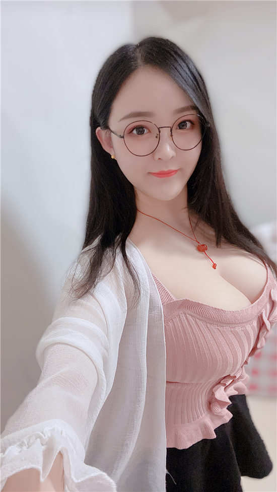 电锯甜心小雨“心胸比较大”的人气网红女主播(图3)