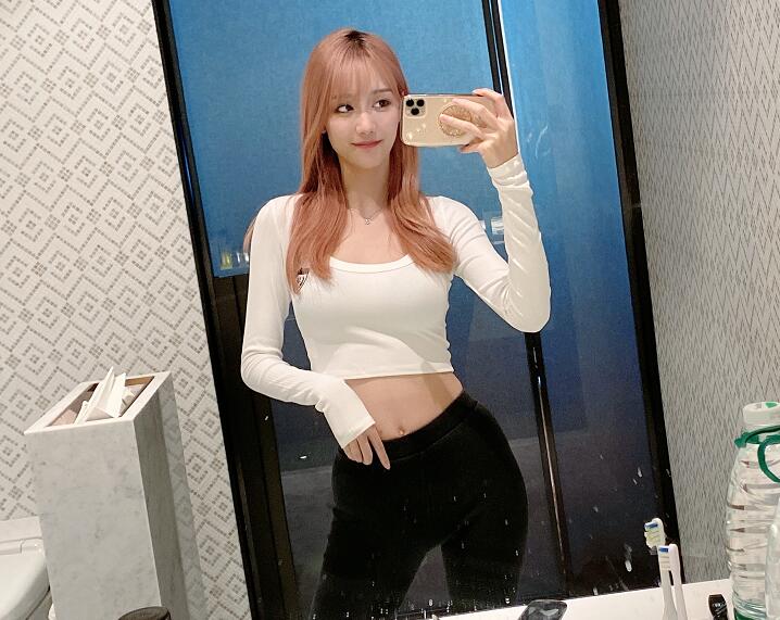 斗鱼LOL女主播南波儿离婚复出 网友说：又有的看了(图1)